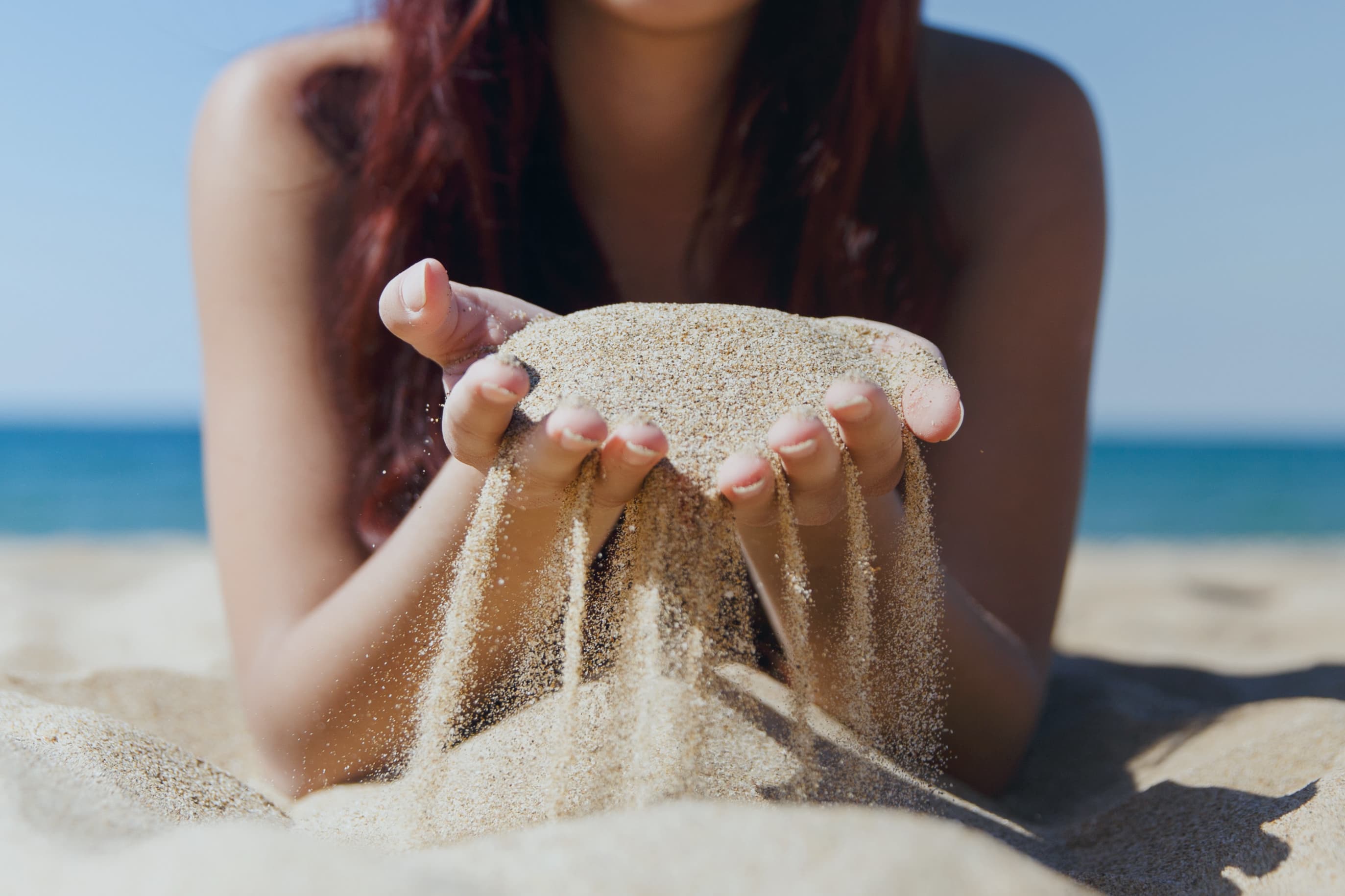 Девушка На Пляже С Золотым Песком